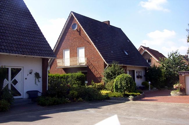 Ein Haus mit einem hbschen, kleinen Balkon