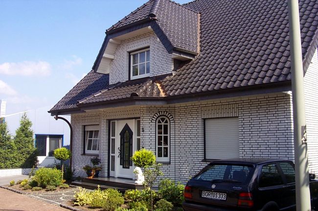 Ein hbsches Haus mit schn gestaltete Beete