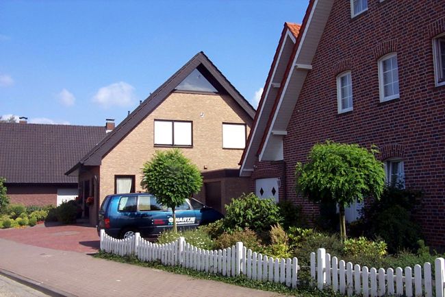 Ein hbsches Haus mit einem schnen Vorgarten