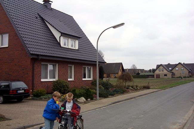 Ein Haus mit einem schn gestalteten Beet
