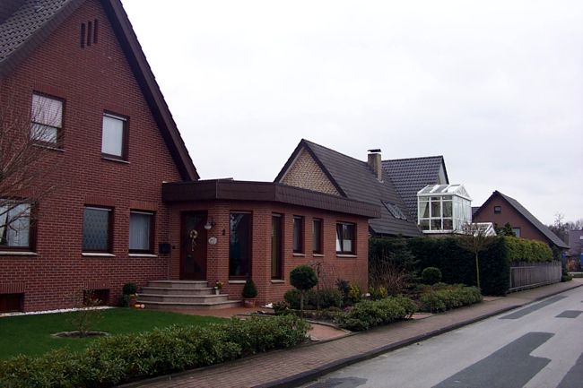 Ein hbsches Haus mit einem gepflegten Vorgarten