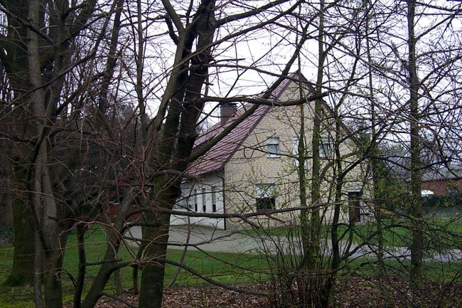 Ein hbsches Haus, das besonders durch die helle Fassade ins Auge fllt