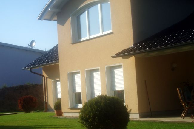 Ein hbsches, neues Haus mit einen gepflegten Garten
