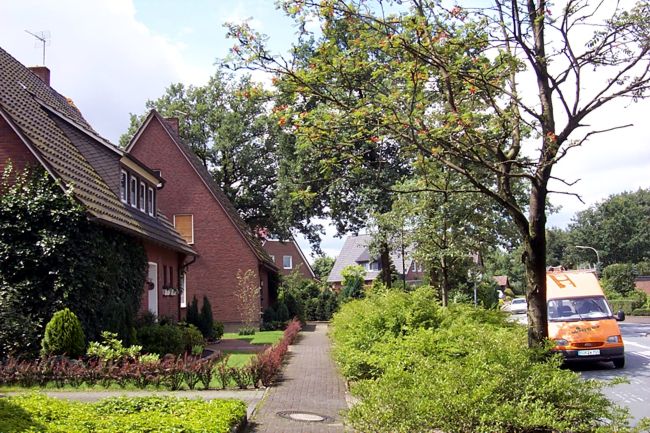 Hier trennt ein breites Beet den Gehweg von der Strae