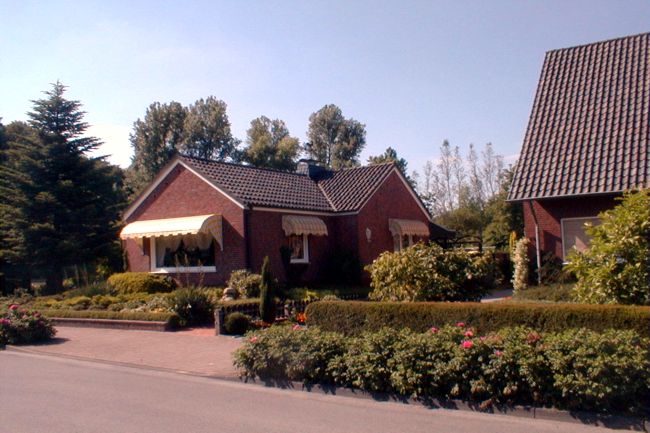 Ein hbsches Haus mit einem schn gestalteten Beet