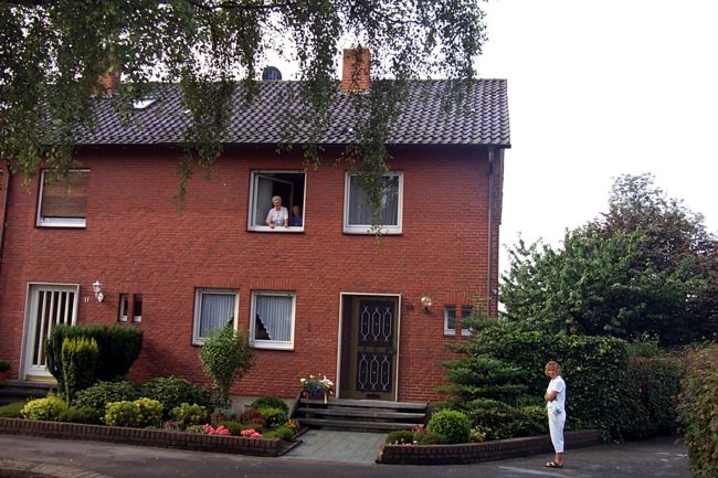 Schn gestaltete Beete vor dem Haus