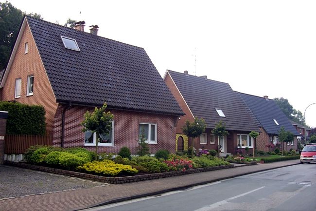Ein hbsches Haus mit einem schn gestalteten Beet