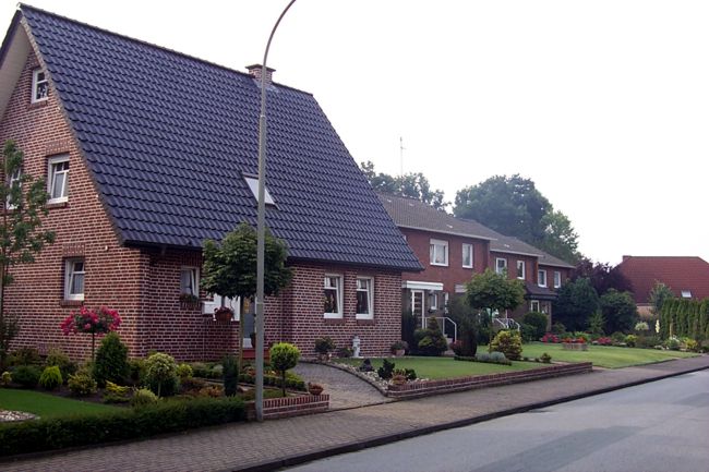 Ein hbsches Haus mit einem schnen Vorgarten