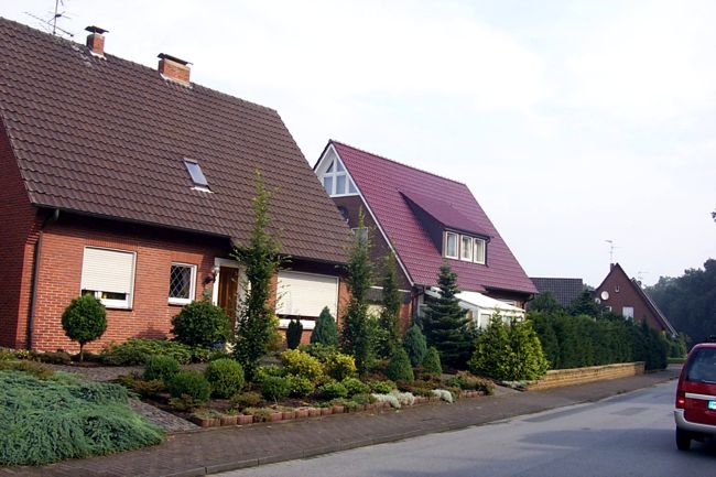 Ein schn gestaltetes Beet vor dem Haus