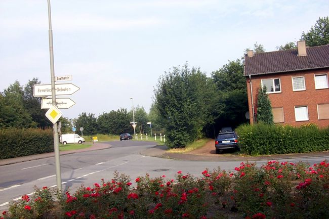 Durch diese Strae gelangt man unter anderem zum Friedhof und zur Berufsschule