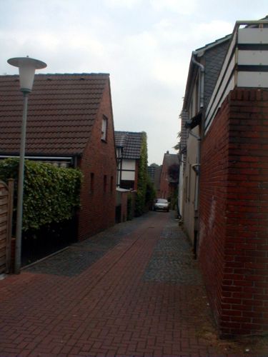 Eine enge Gasse die gerade breit genug fr ein Auto ist