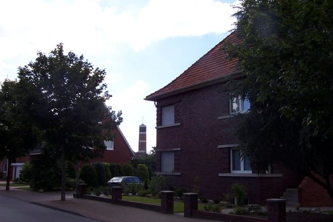 Ein lteres Haus mit einen hbschen, kleinen Vorgarten