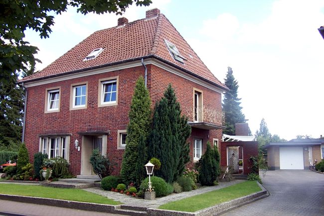 Dieses Haus hat schn gestaltete Beete und einen gepflegten Garten
