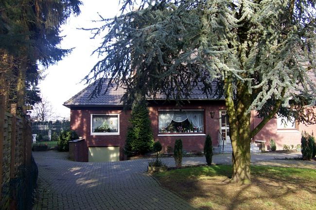 Ein hbches Haus etwas abseits der Strae