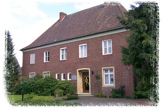 Ein lteres Haus mit einen hbschen Vorgarten