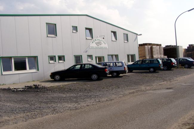 Die Firmenhalle von Ken Paletten