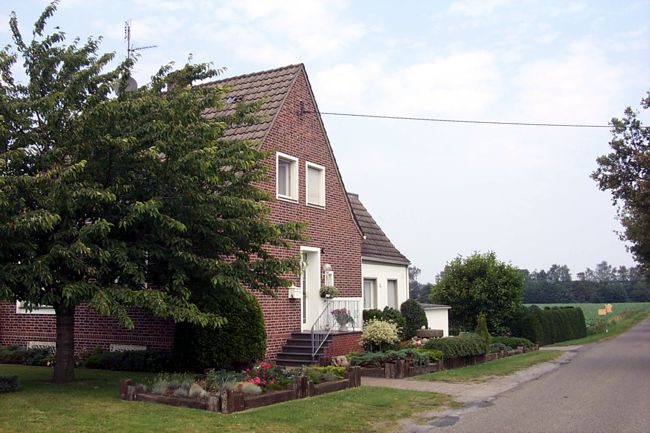 Hier steht ein schner, groer Obstbaum im Garten