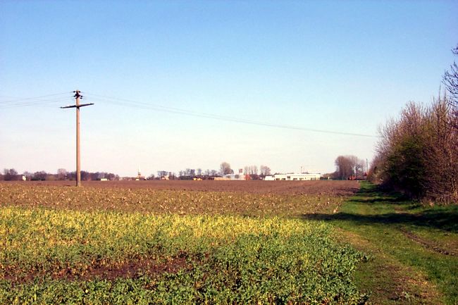 Hinter den Feldern erkennt man die ersten Firmen vom Stadtlohner Industriegebiet