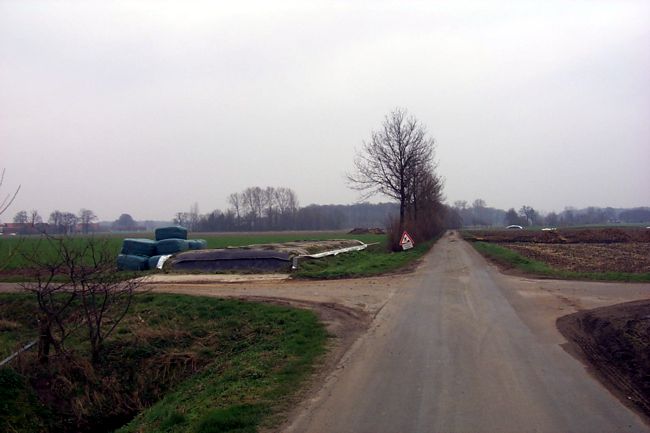 Ein Futtersilo neben der Strae