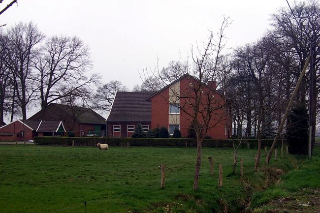 Ein Bauernhof mit einem groen Wohnhaus