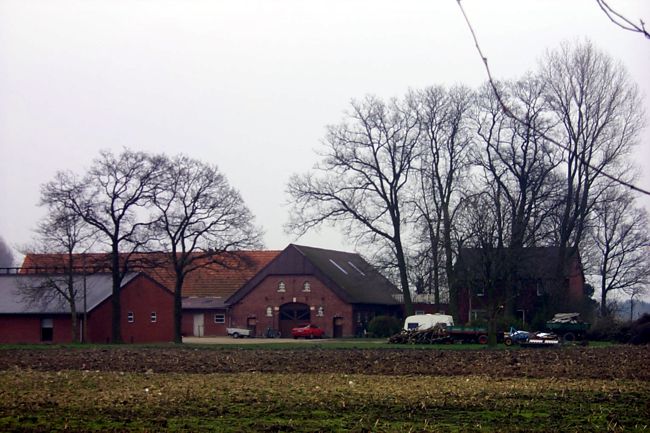 Ein Bauernhof mit groe Scheunen