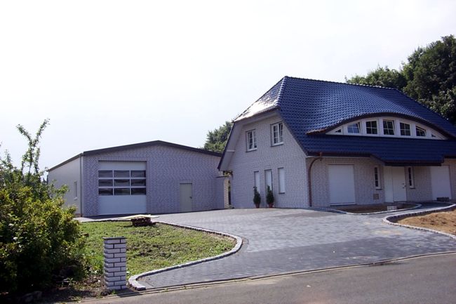 Ein hbsches Haus mit einer sehr groen Garage