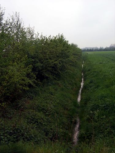 Ein Wassergraben zwischen den Feldern