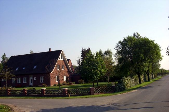 Ein Wohnhaus mit einem schnen Garten