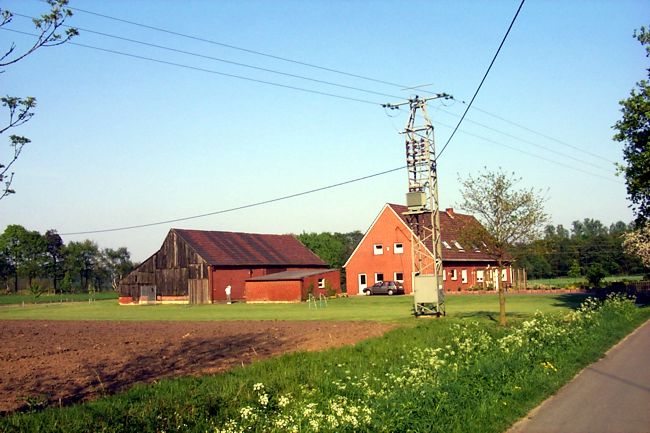 Ein Wohnhaus mit einer Scheune