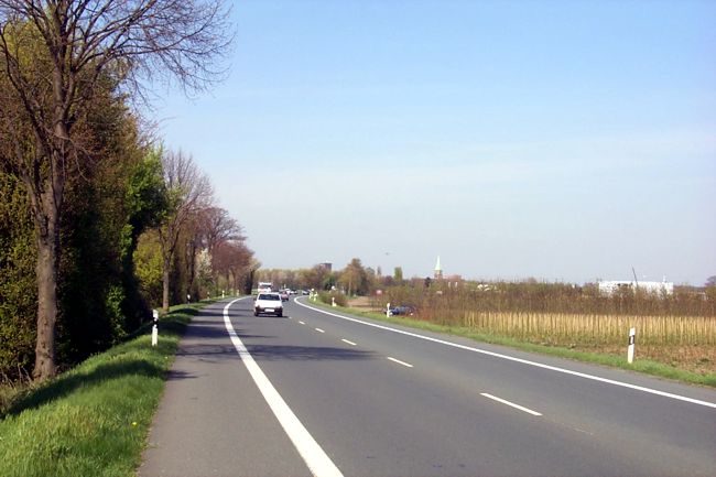 Die B70. Blick in Richtung Stadt einwrts