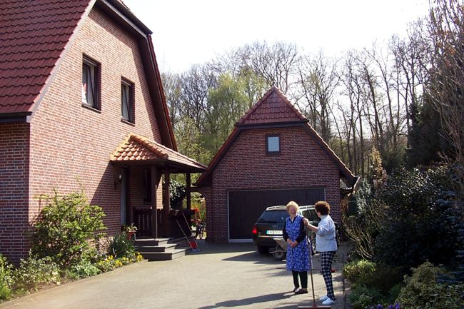 Nachbarn treffen sich auf ein Pluschchen
