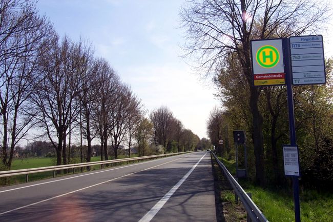 Eine Bushaltestelle und ein Blitzer an der B70