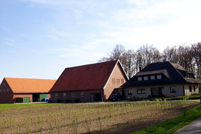 Ein Bauernhof mit neuem Wohnhaus