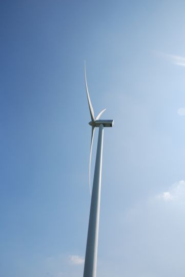 Windkraftanlage unter strahlend blauen Himmel